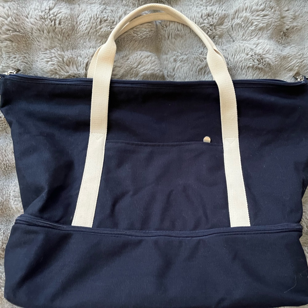 Lo & Sons Weekender Bag
Catalina Bag - navy canvas, cream handles